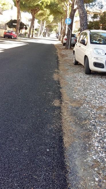 Strada riasfaltata ma sono sparite le strisce pedonali 