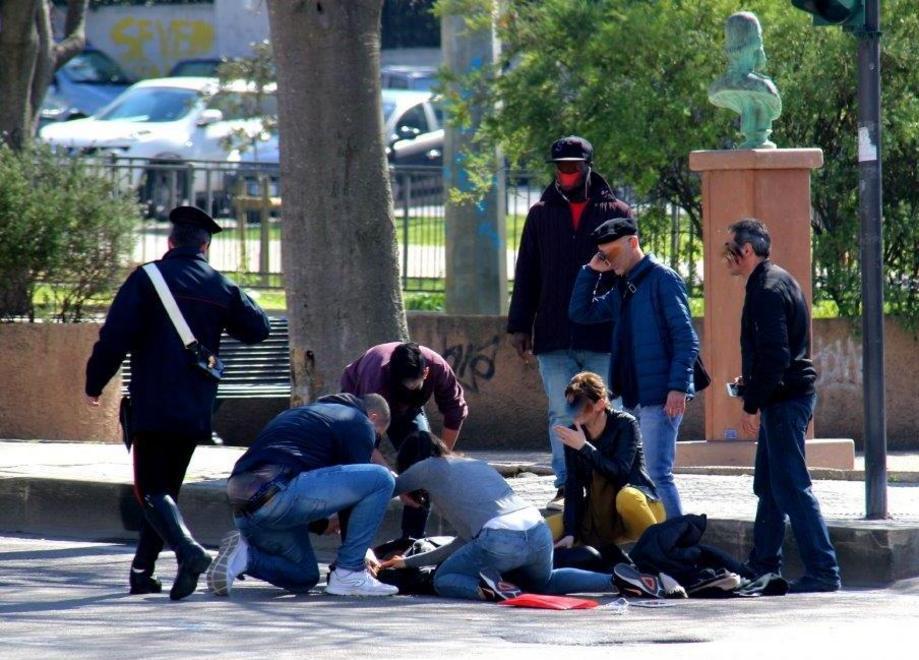 Sassari, donna inciampa e perde i sensi in viale Italia