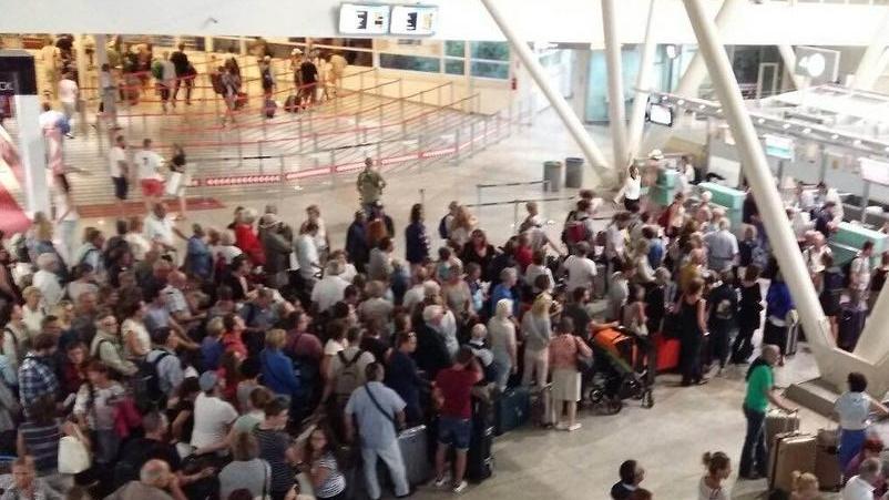 L'aeroporto Costa Smeralda affollato di turisti