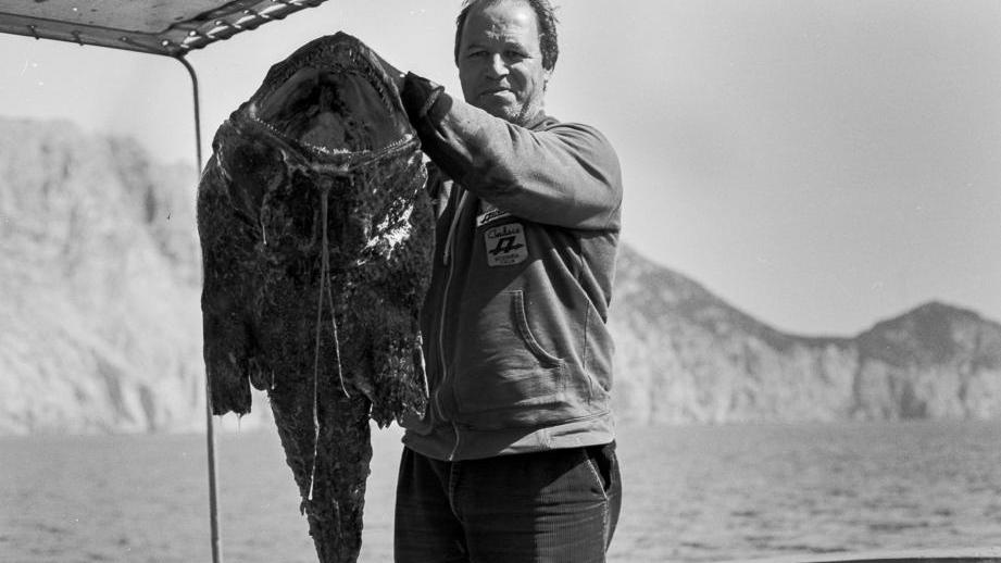 Pescatore in immersione muore bloccato nelle reti