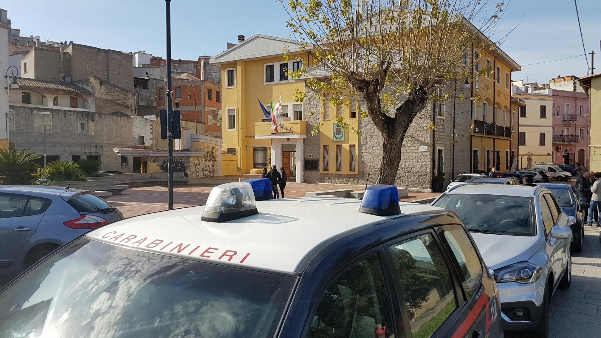 I carabinieri davanti al Comune di Oliena