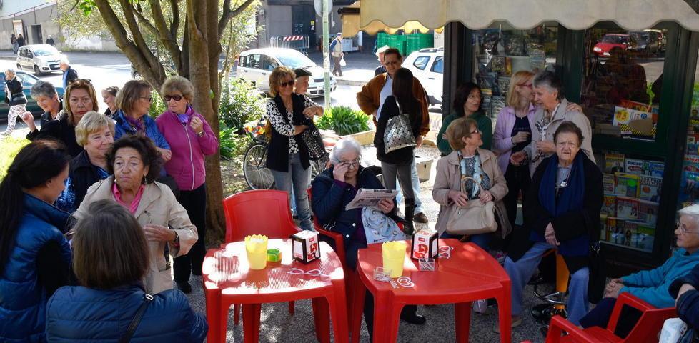 Gli anziani del Pace riuniti a novembre 2016 all'edicola-bar di via Inghilterra per parlare della Coop chiusa (Foto Bf) 