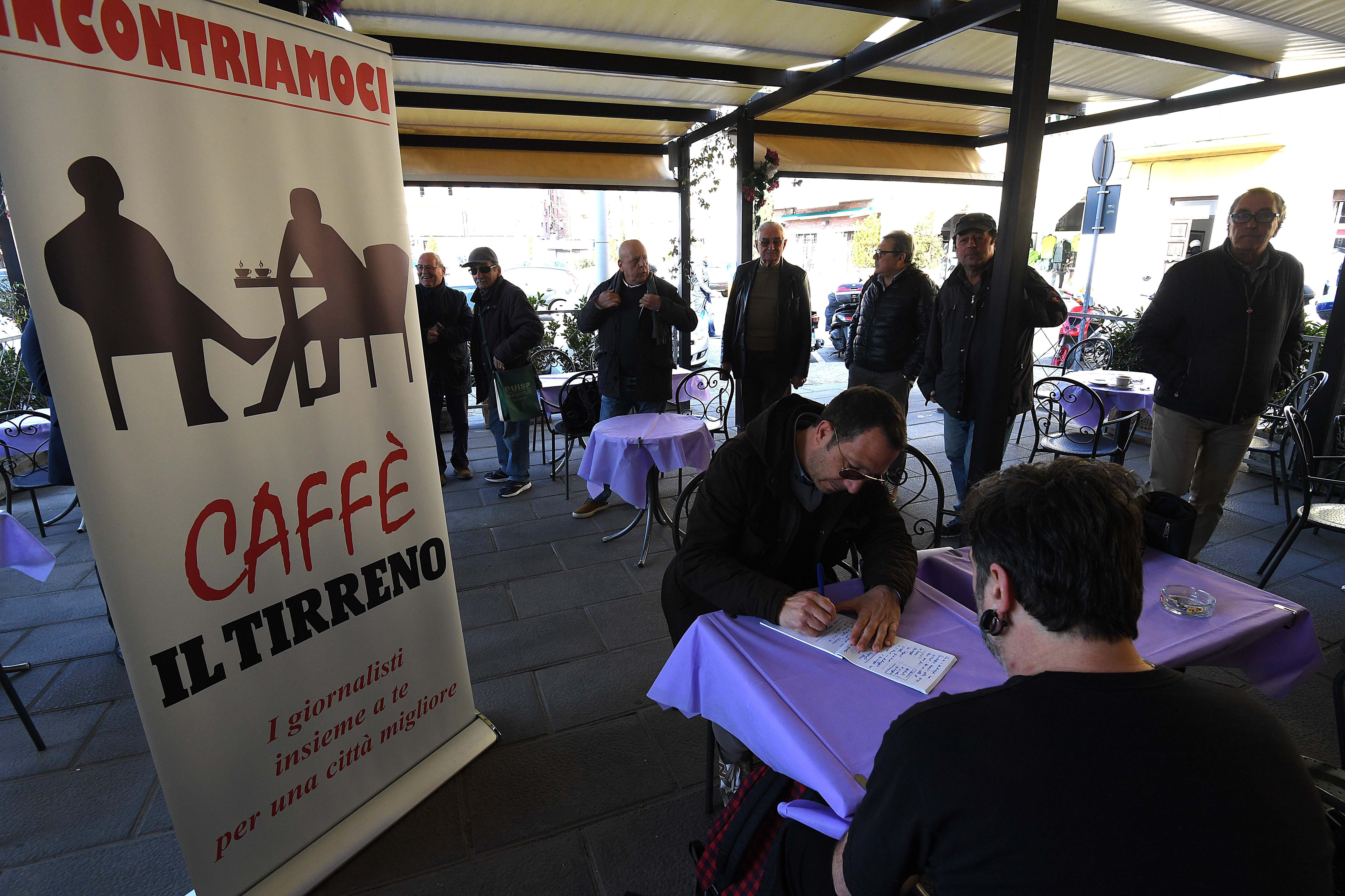 Un momento del Caffè Tirreno al bar Marianelli, a Pontedera (foto Franco Silvi)