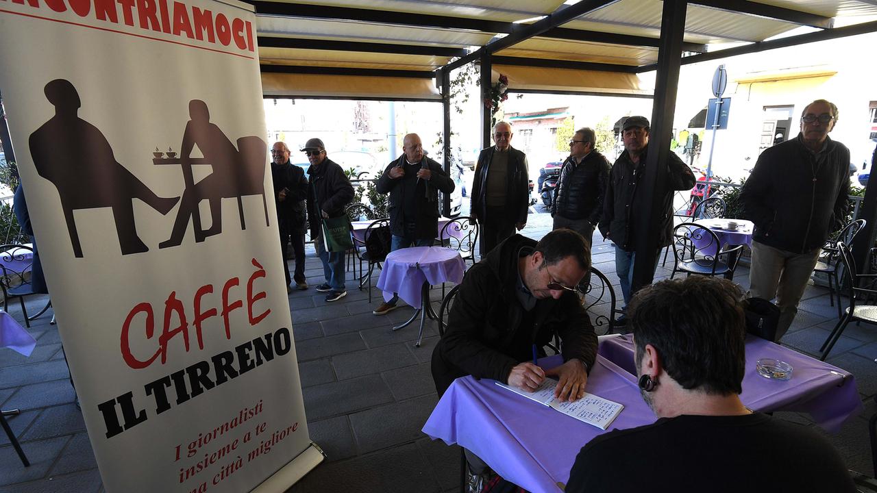 Un momento del Caffè Tirreno al bar Marianelli, a Pontedera (foto Franco Silvi)