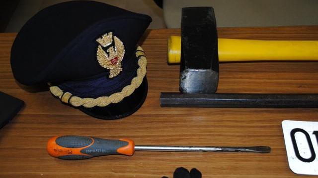 Attrezzi sequestrati dalla polizia (foto d'archivio)