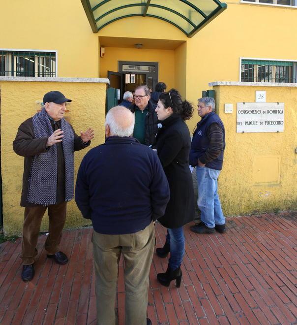 Cittadini protestano davanti alla sede del Consorzio, a Ponte Buggianese