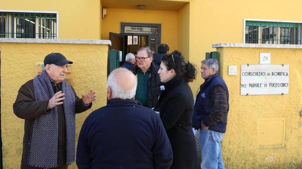 Cittadini protestano davanti alla sede del Consorzio, a Ponte Buggianese