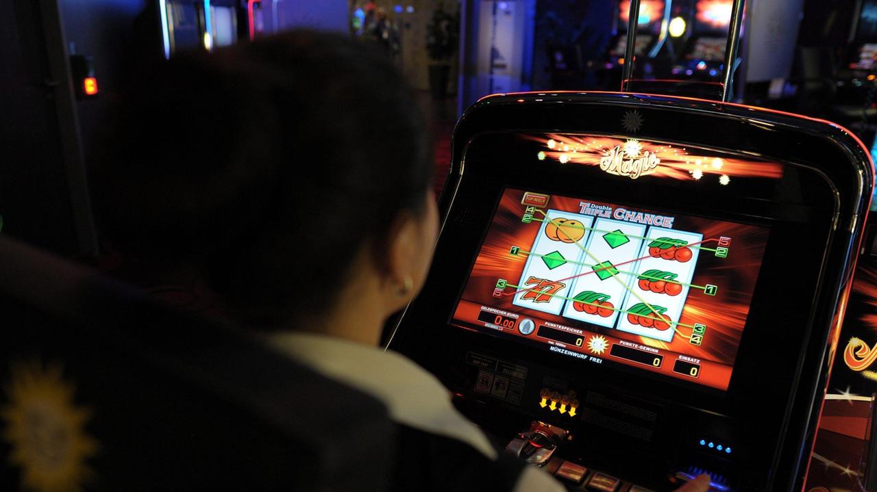 Modena, Muzzarelli: "Slot machine accese massimo otto ore al giorno"