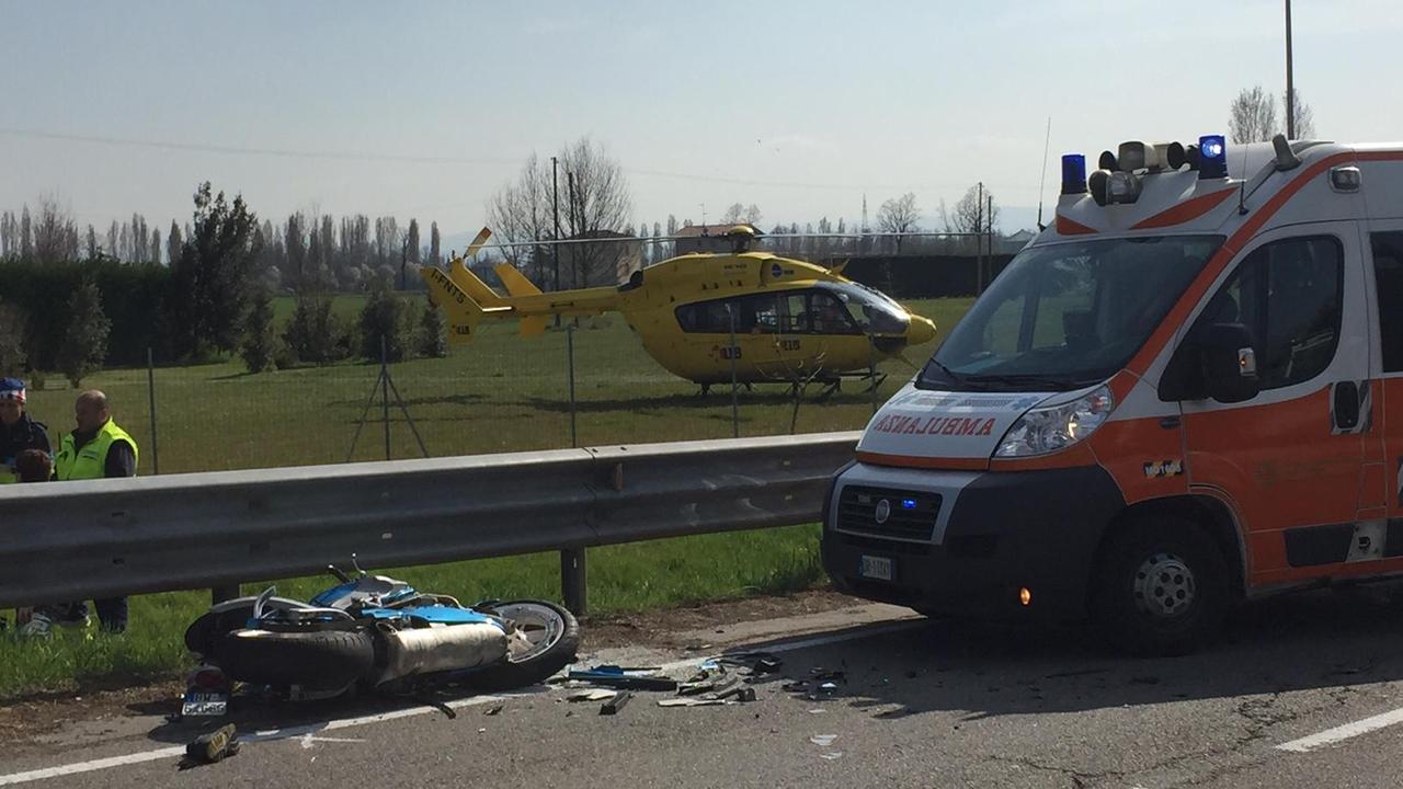 La moto, l'ambulanza e l'elisoccorso in via Mavora