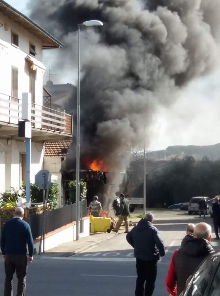 L'officina meccanica in fiamme