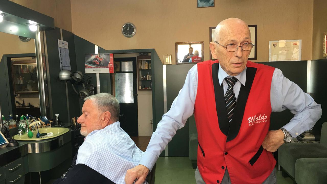 Ubaldo Boschi nella sua bottega in via Roma