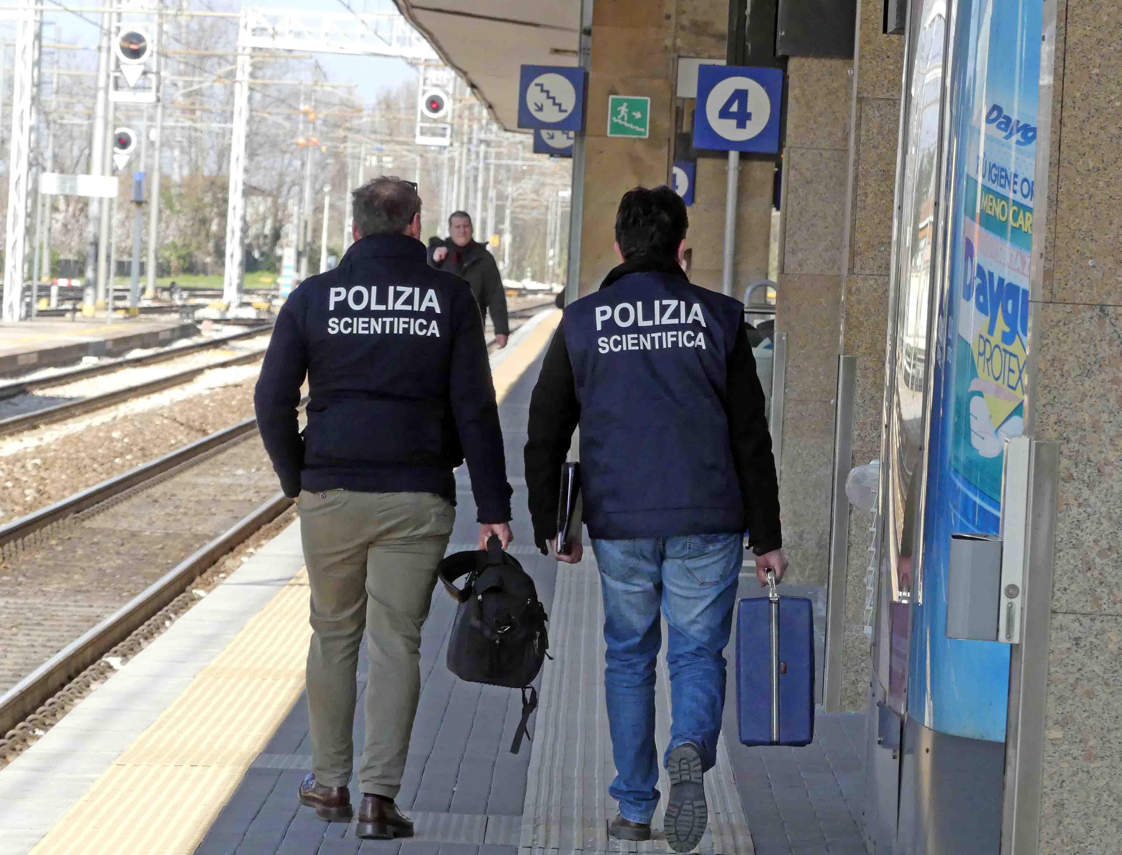 La polizia in stazione per effettuare i rilievi del caso