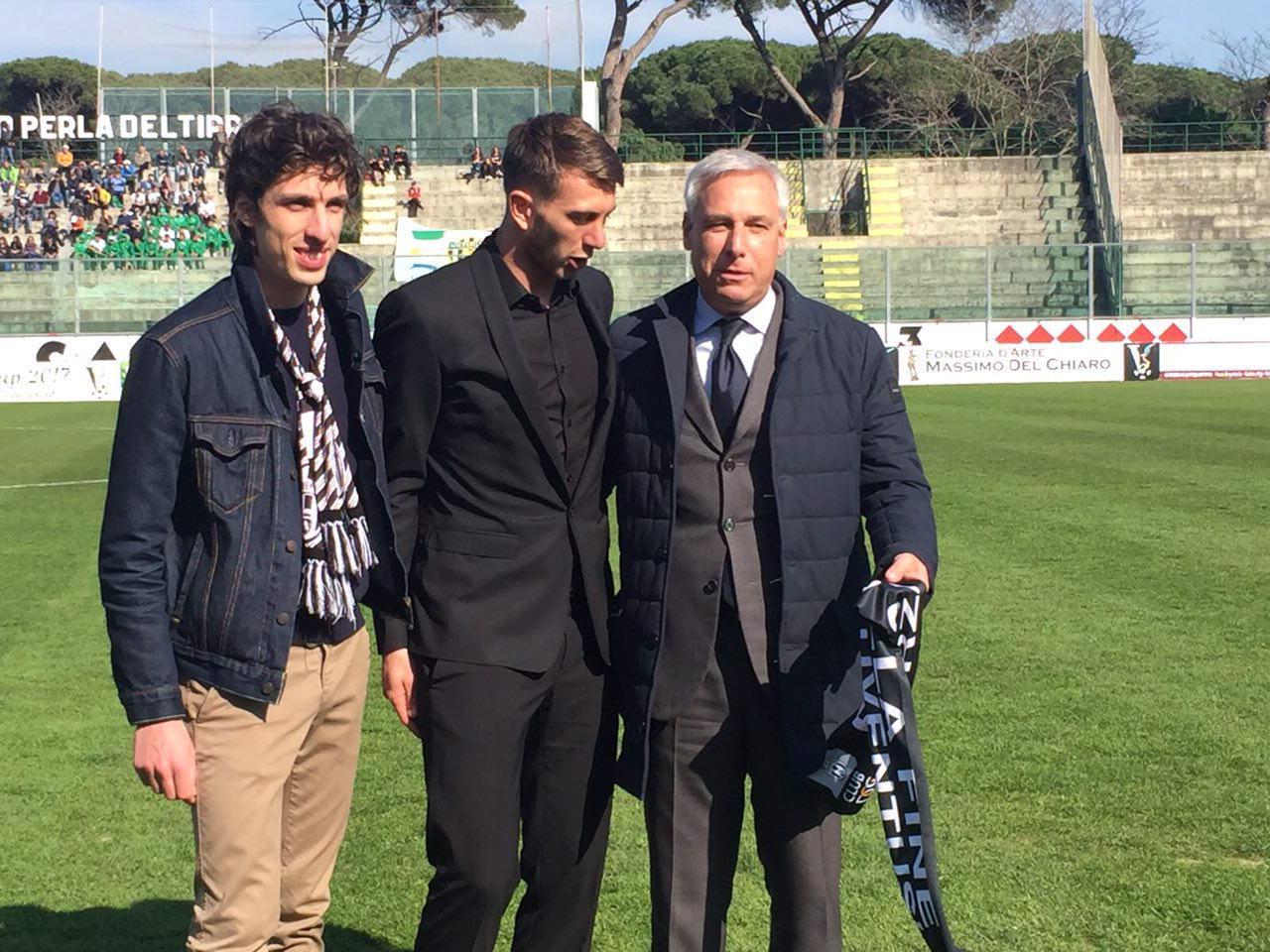 Federico Bernardeschi a fianco del sindaco di Viareggio con la sciarpa della Juve in mano (foto Lepore)