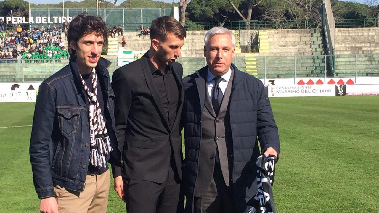 Federico Bernardeschi a fianco del sindaco di Viareggio con la sciarpa della Juve in mano (foto Lepore)
