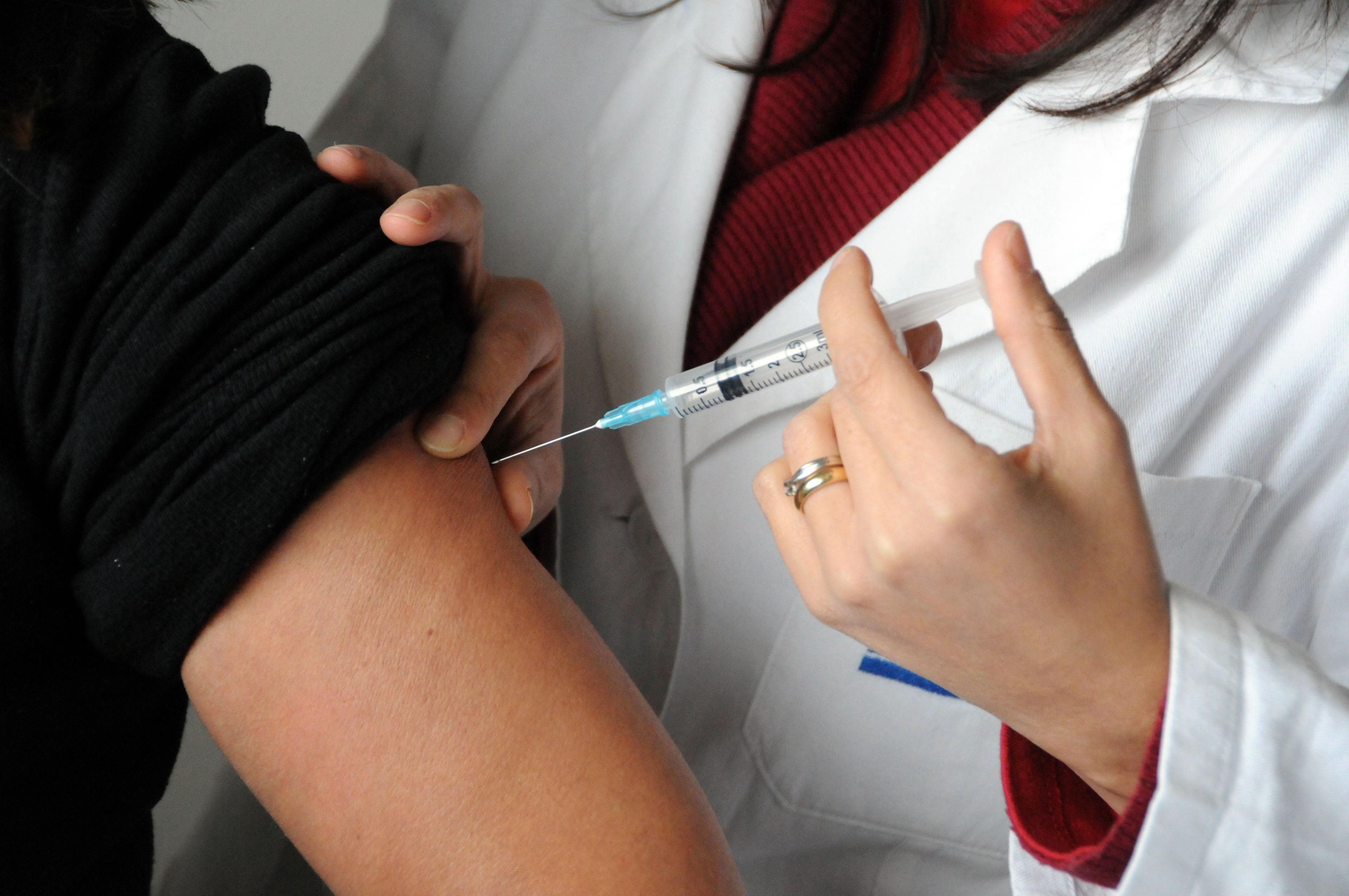 Vaccini e medicine: online la piattaforma per segnalare le reazioni avverse