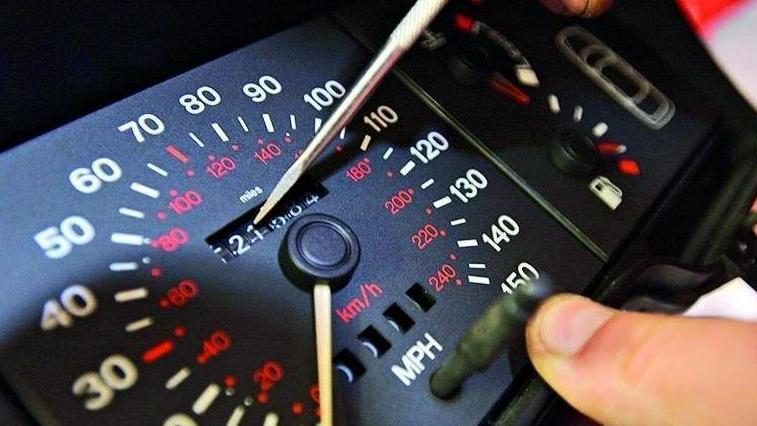 La truffa dei contachilometri delle auto truccati