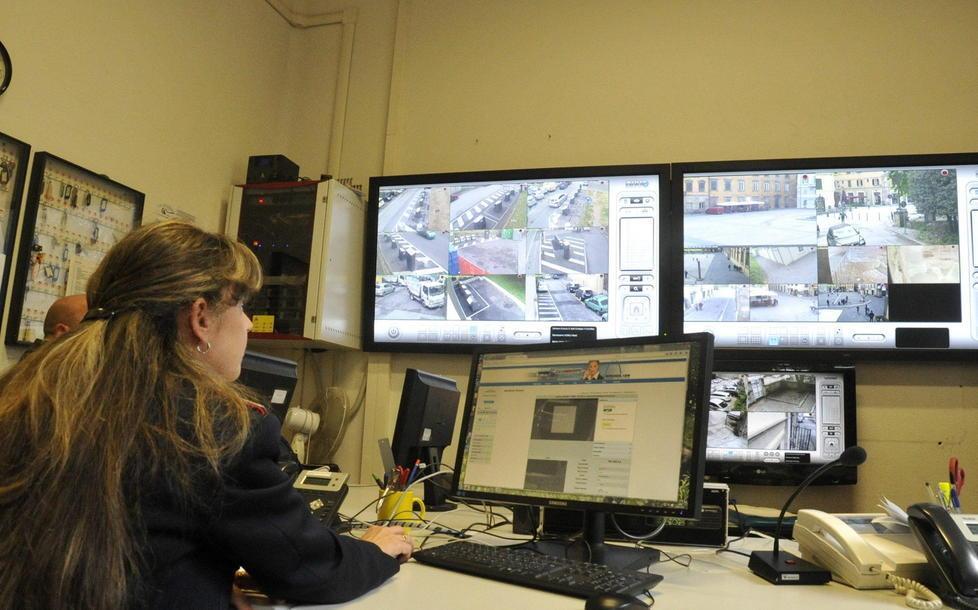 Un'agente controlla il traffico di auto dalla centrale della polizia municipale di Lucca