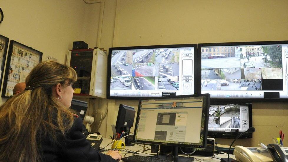 Un'agente controlla il traffico di auto dalla centrale della polizia municipale di Lucca