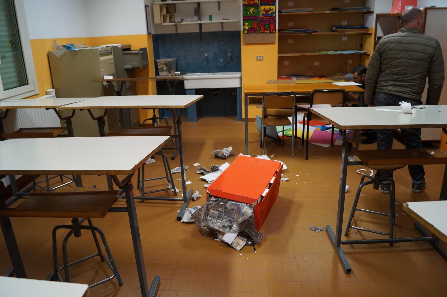 Vandali a scuola: sono due ventenni 