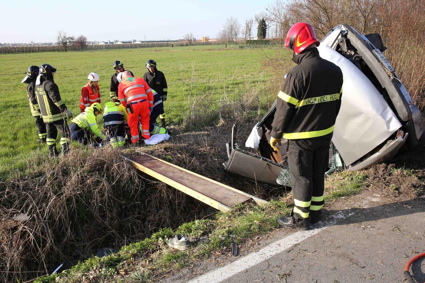 Sesso, è grave un 51enne finito con l’auto nel fosso 