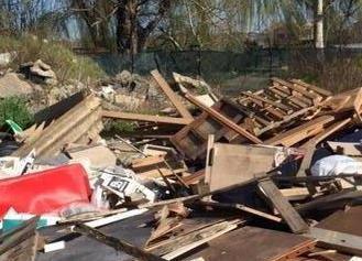 A Capannoli un parcheggio trasformato in discarica