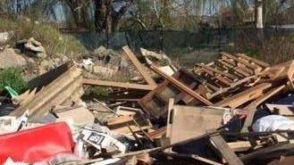 A Capannoli un parcheggio trasformato in discarica