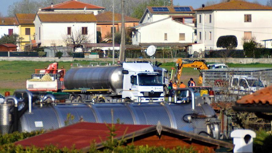 Esce gasolio dall’oleodotto: campi inquinati