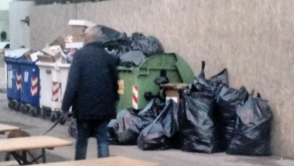 Marina di Cecina, rifiuti lasciati in strada