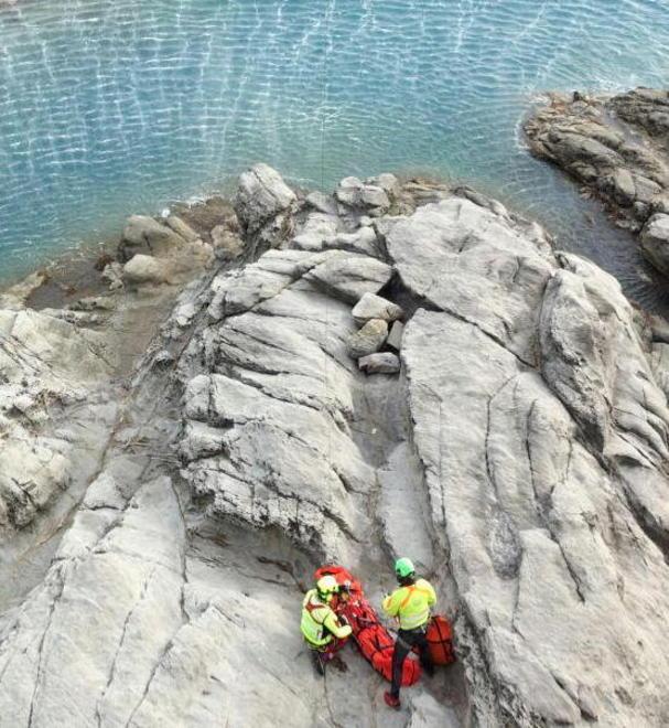 Cade e si ferisce sugli scogli Soccorsa dall’elicottero 
