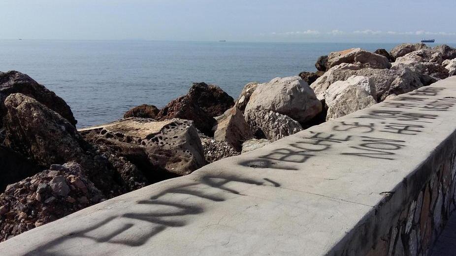 Il moletto di Antignano imbrattato con le bombolette spray