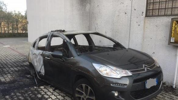 Trova l’auto bruciata all’uscita dalla discoteca