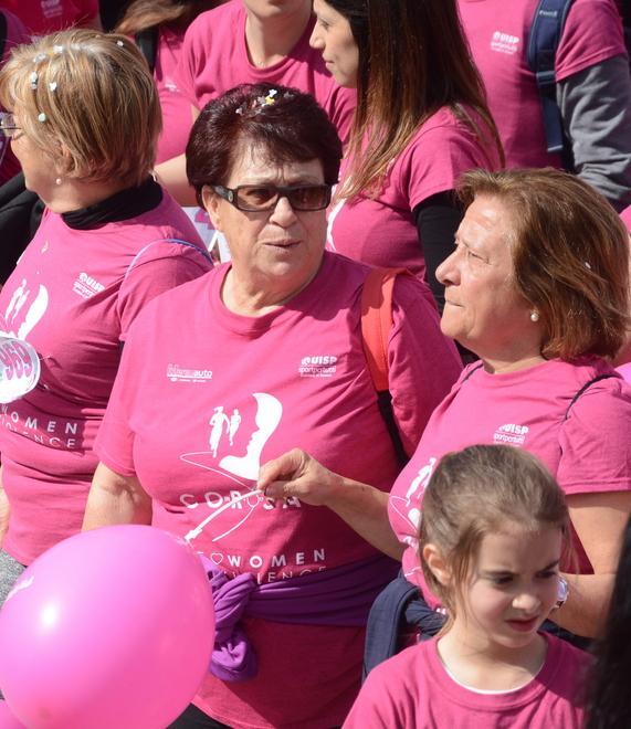 La città si è tinta di rosa per dire no alla violenza 
