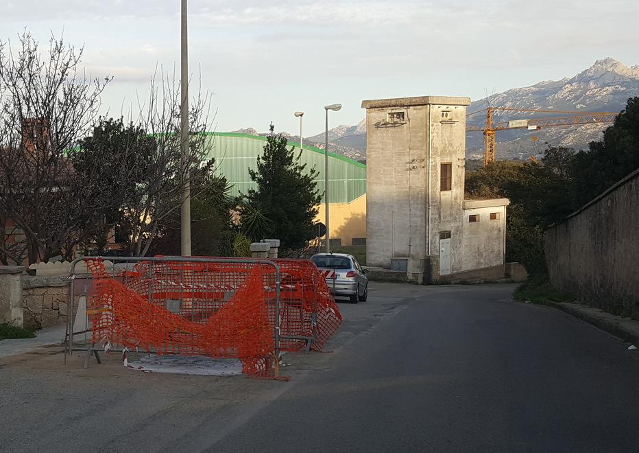 Rete idrica colabrodo: gli interventi infiniti degli operai Abbanoa 