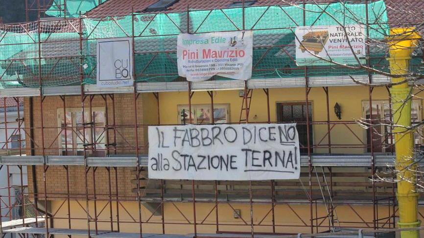 Guerra di striscioni contro Terna - Foto