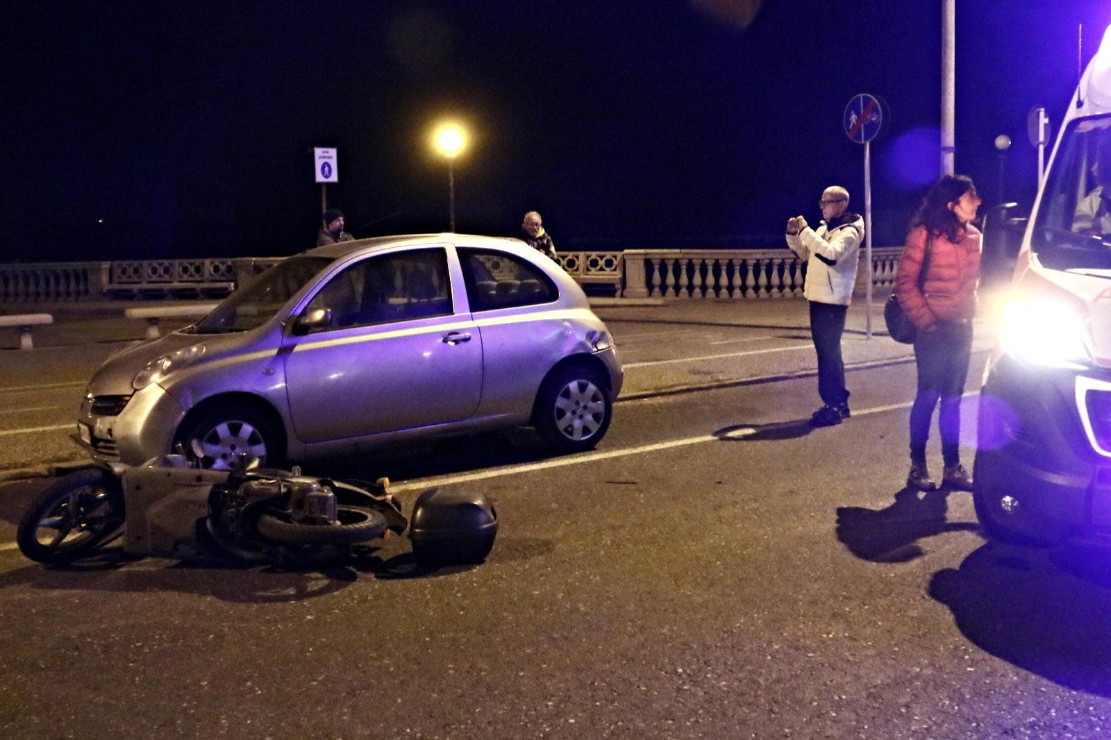 Auto fa testacoda e travolge uno scooter: due ragazze ferite