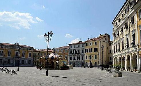 Complimenti a una ragazza, picchiato in piazza a 17 anni 