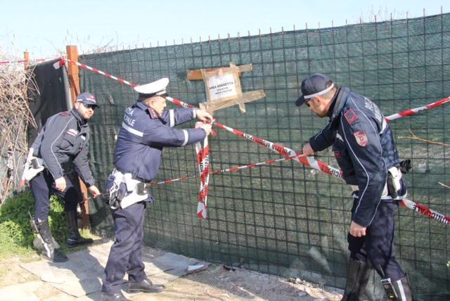 L'intervento della polizia municipale in via del Pozzo a Paperino (foto Batavia)