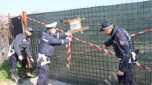 L'intervento della polizia municipale in via del Pozzo a Paperino (foto Batavia)
