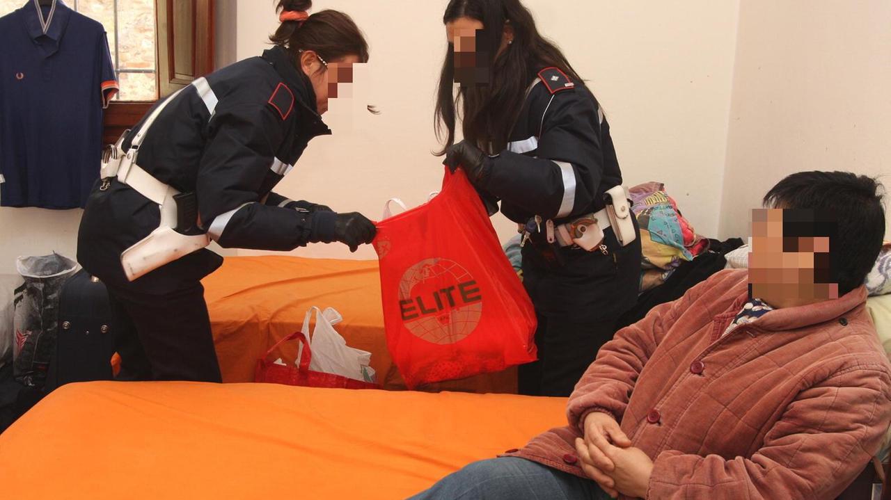 Controlli della municipale presso un affittacamere cinese