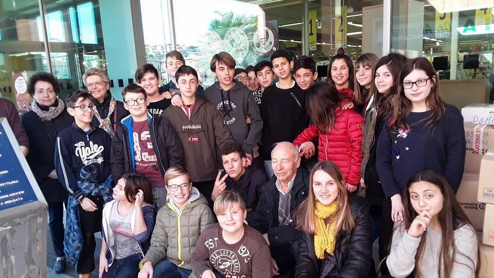 Studenti, docenti e volontari davanti alla Coop Salivoli