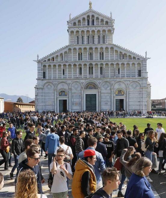 «Io, palpeggiata dai borseggiatori» 