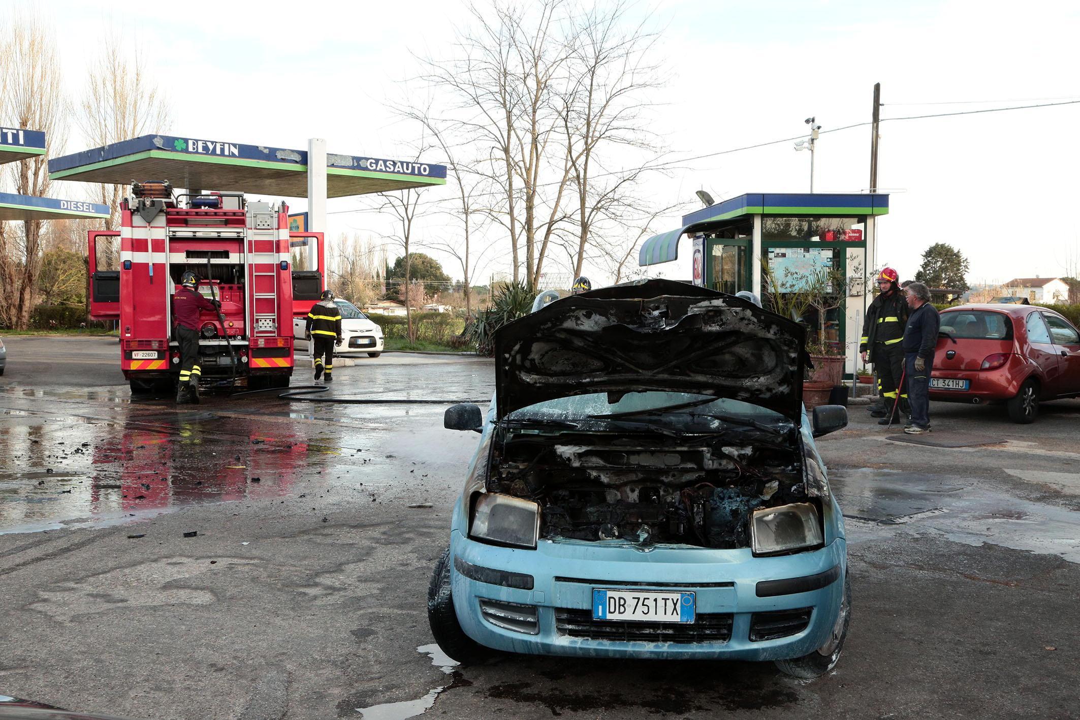 Le fiamme sono divampate a poche decine di metri dalle pompe di carburante (Foto Agenzia Carlo Sestini)