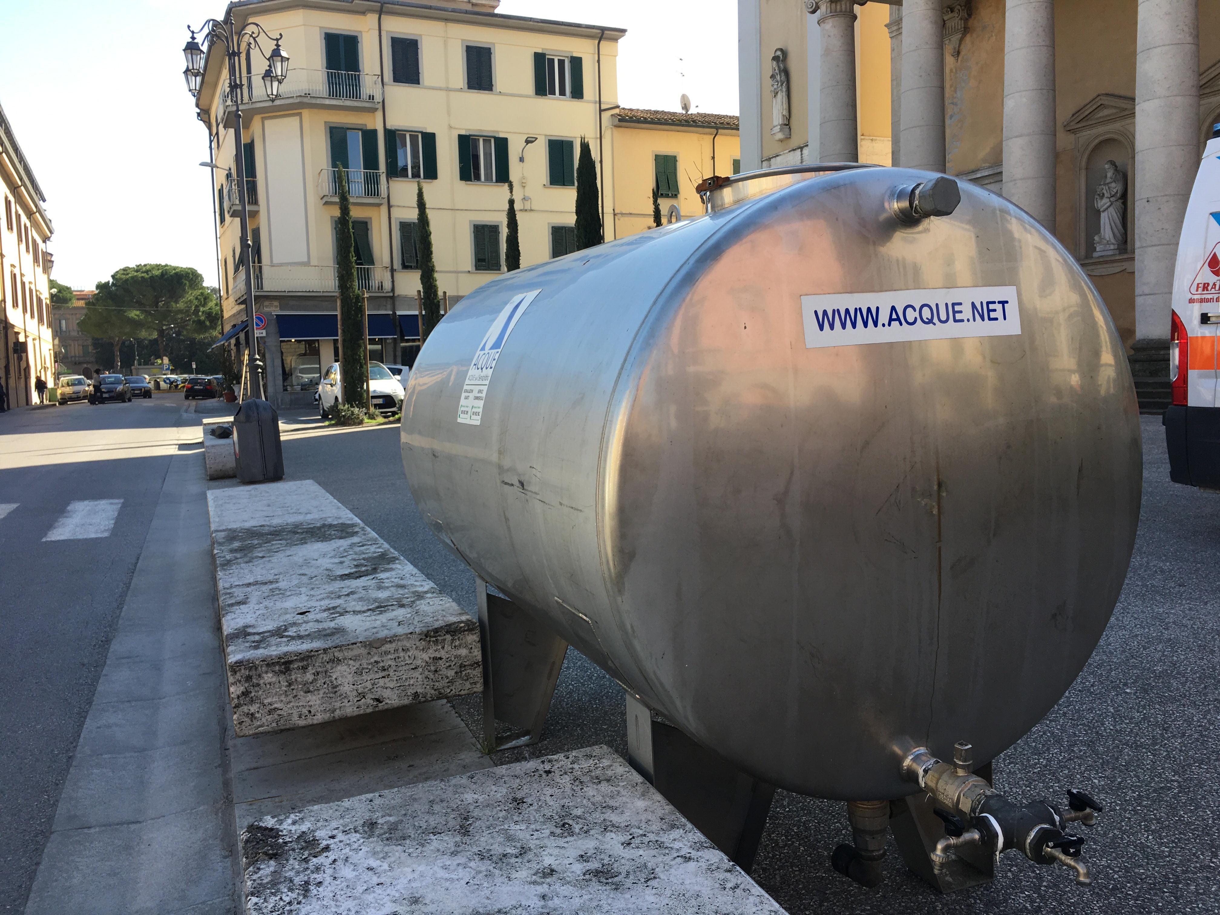 Una cisterna di Acque Spa davanti al Duomo