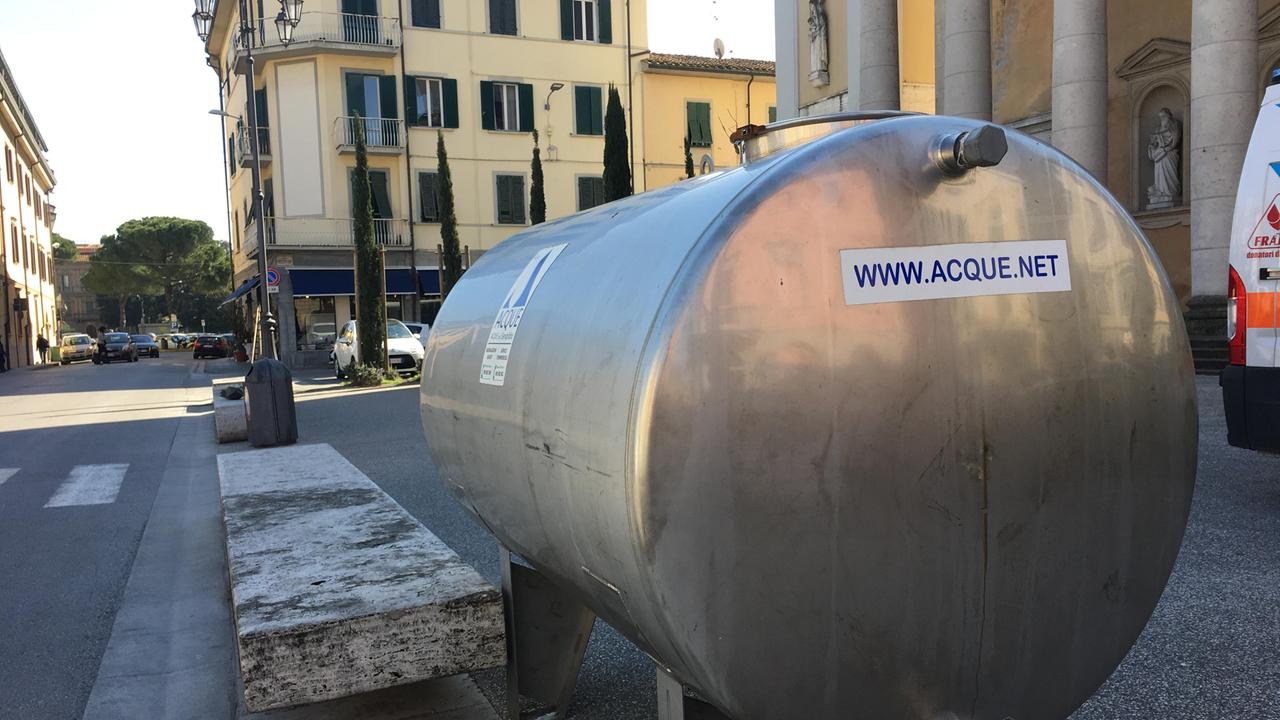 Una cisterna di Acque Spa davanti al Duomo