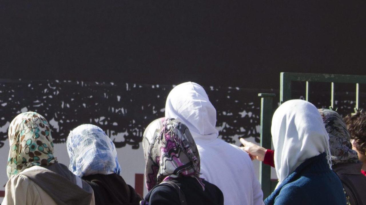 "Rifiutata dalla biblioteca perché porto il velo islamico". Poi ritratta: mi sono spiegata male