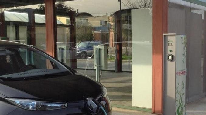 Auto elettrica in carica alla solar bike station del parcheggio Carducci