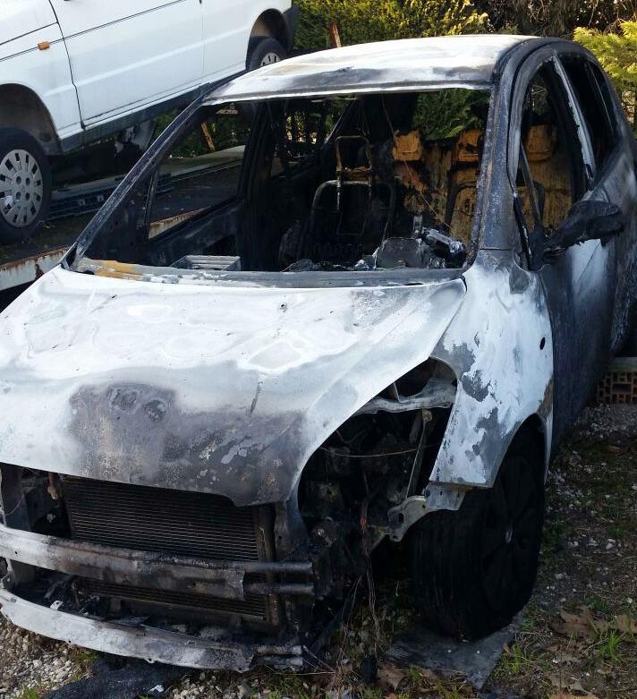 Altra auto in fiamme nella notte 