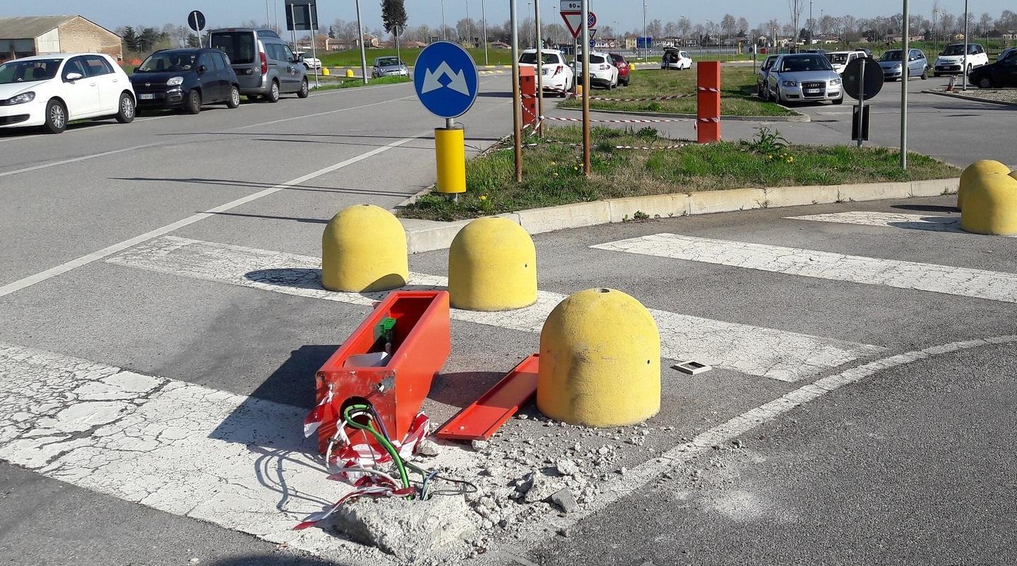 I sostegni delle barriere abbattuti dalle automobili 
