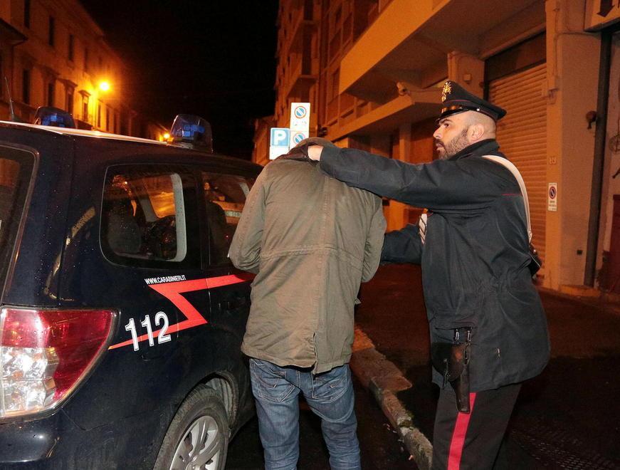 Aggredisce i carabinieri col coltello 