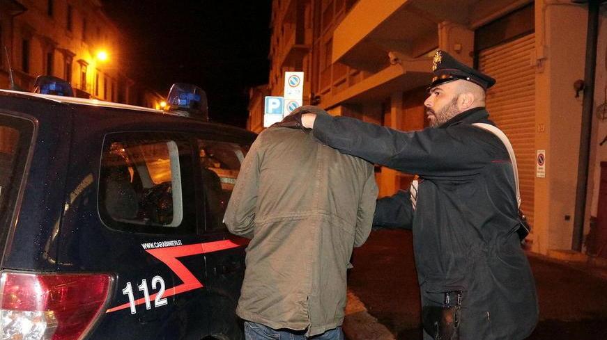 Aggredisce i carabinieri col coltello